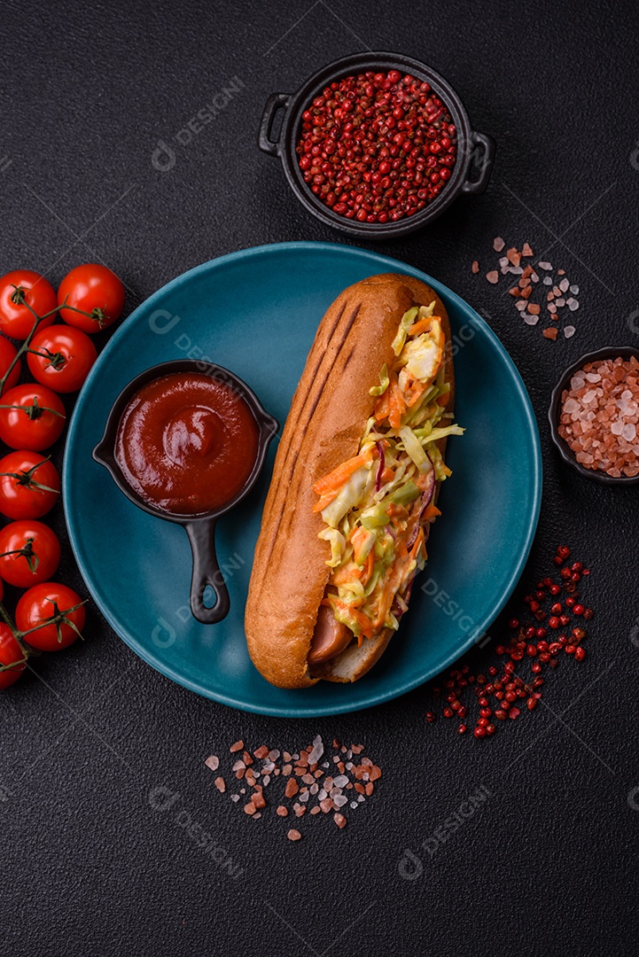 A imagem mostra um cachorro-quente, um prato popular feito com pão e salsicha.