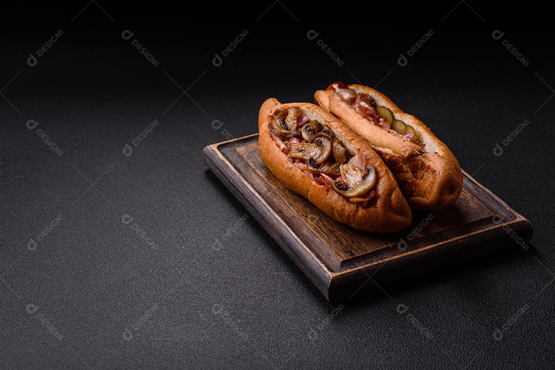 A imagem mostra um cachorro-quente, um prato popular feito com pão e salsicha.