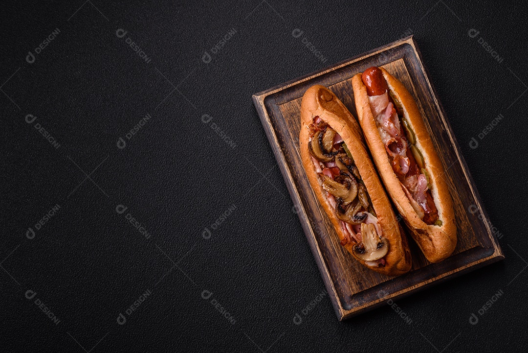 A imagem mostra um cachorro-quente, um prato popular feito com pão e salsicha.