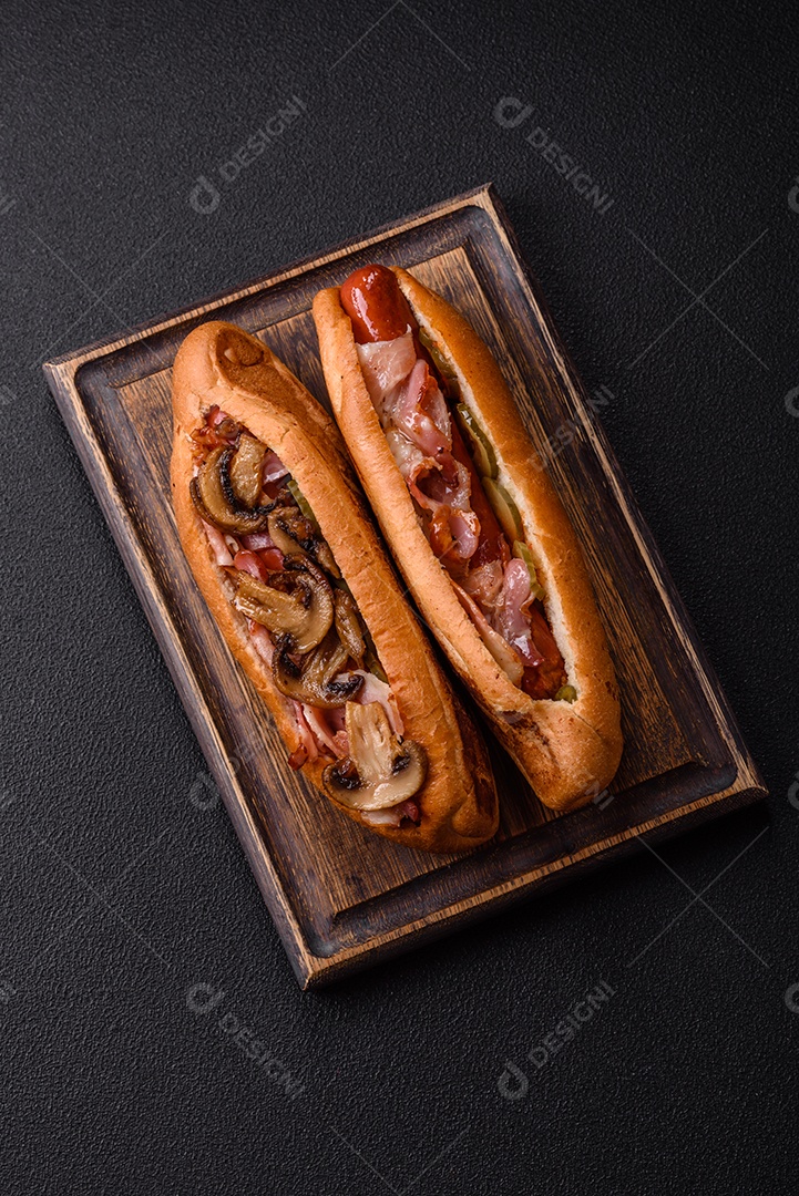 A imagem mostra um cachorro-quente, um prato popular feito com pão e salsicha.