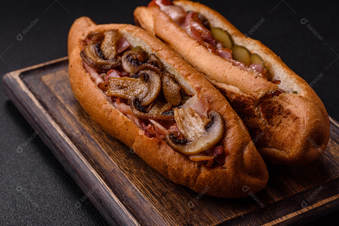 A imagem mostra um cachorro-quente, um prato popular feito com pão e salsicha.