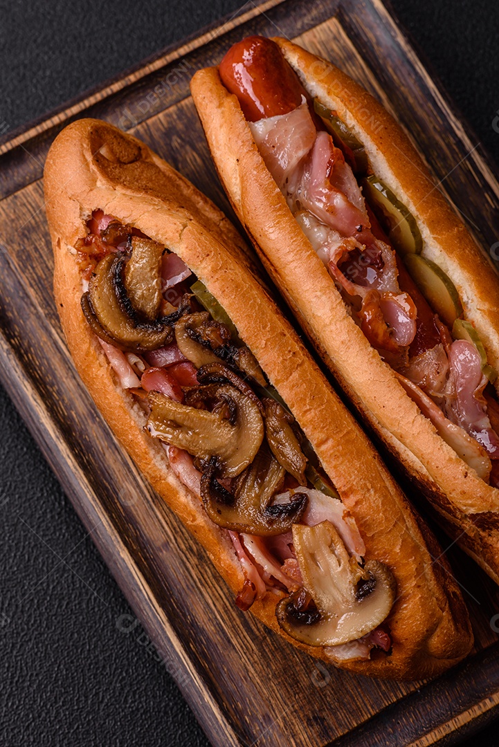 A imagem mostra um cachorro-quente, um prato popular feito com pão e salsicha.