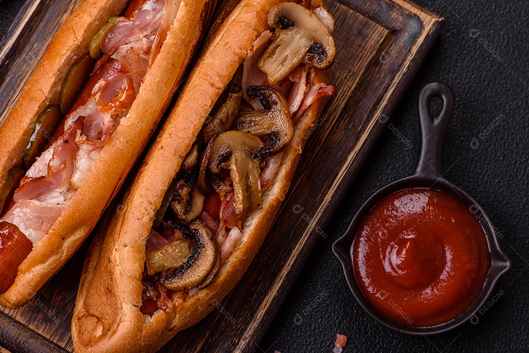 A imagem mostra um cachorro-quente, um prato popular feito com pão e salsicha.