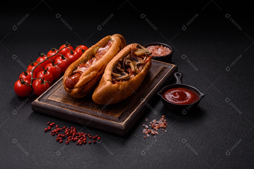 A imagem mostra um cachorro-quente, um prato popular feito com pão e salsicha.