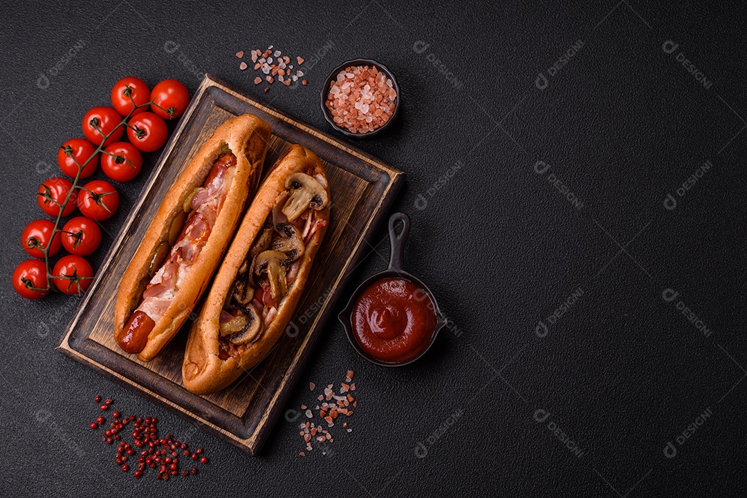 A imagem mostra um cachorro-quente, um prato popular feito com pão e salsicha.
