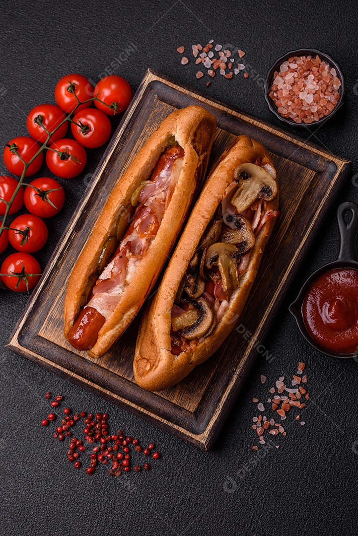 A imagem mostra um cachorro-quente, um prato popular feito com pão e salsicha.
