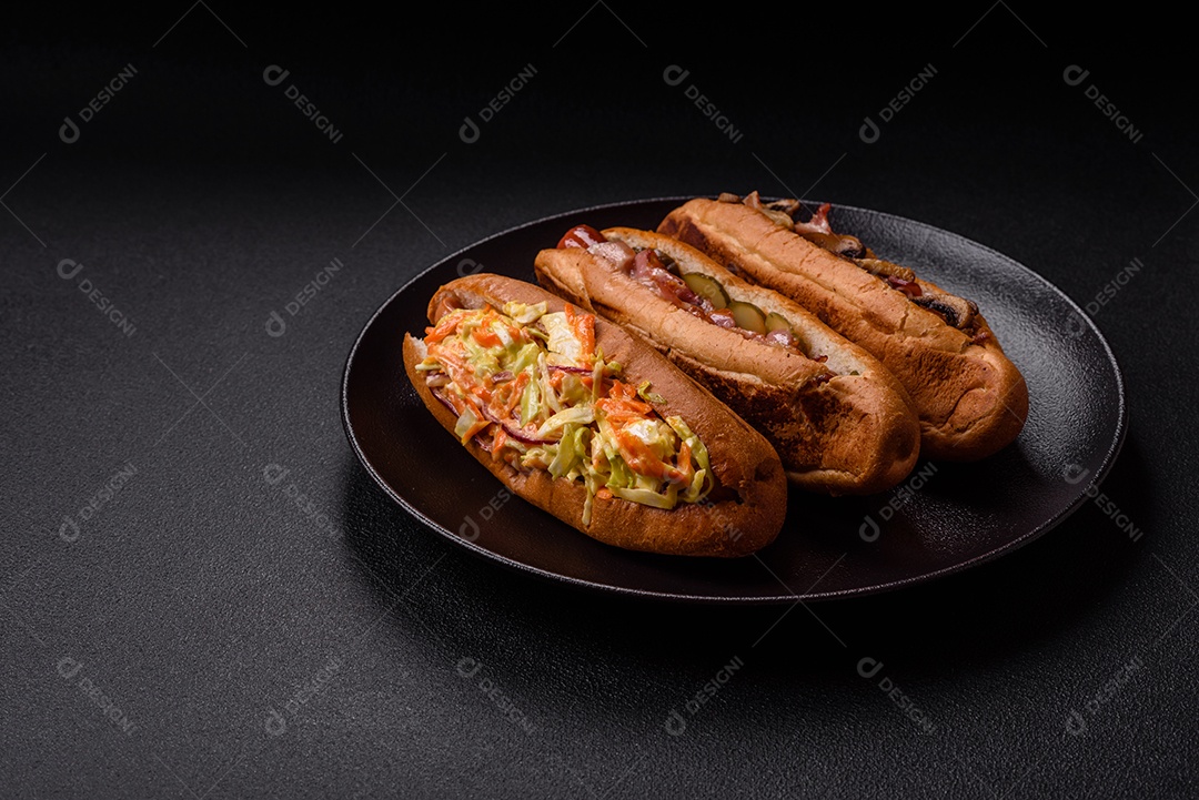 A imagem mostra um cachorro-quente, um prato popular feito com pão e salsicha.