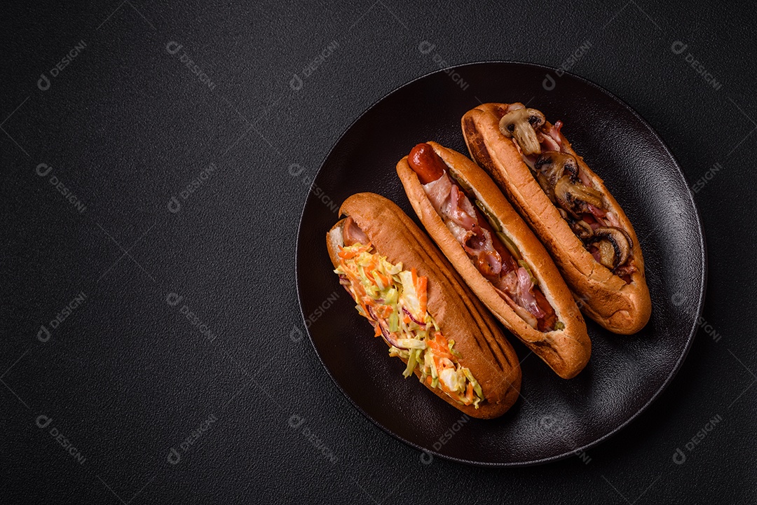 A imagem mostra um cachorro-quente, um prato popular feito com pão e salsicha.