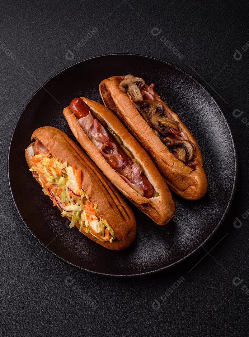A imagem mostra um cachorro-quente, um prato popular feito com pão e salsicha.