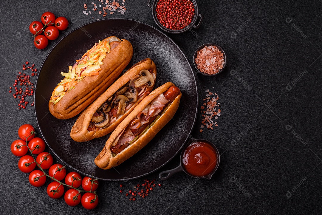 A imagem mostra um cachorro-quente, um prato popular feito com pão e salsicha.