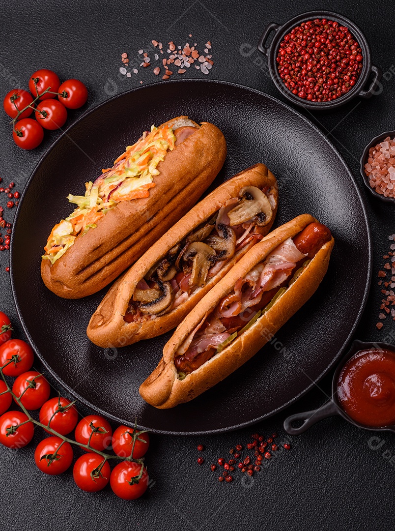 A imagem mostra um cachorro-quente, um prato popular feito com pão e salsicha.