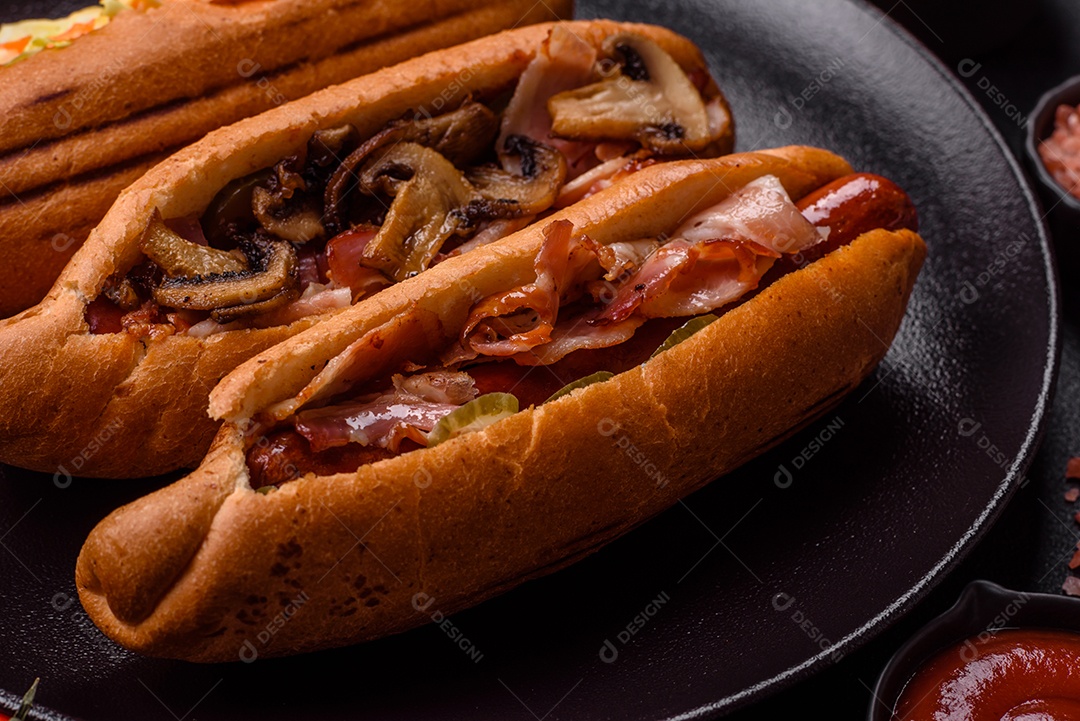 A imagem mostra um cachorro-quente, um prato popular feito com pão e salsicha.