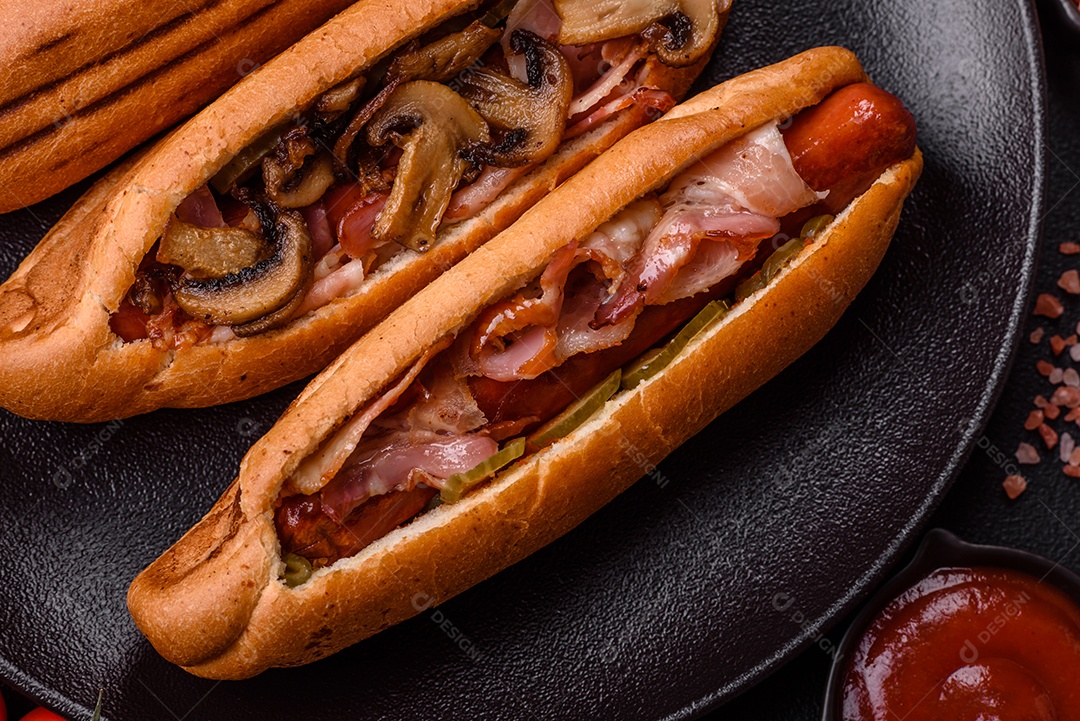A imagem mostra um cachorro-quente, um prato popular feito com pão e salsicha.