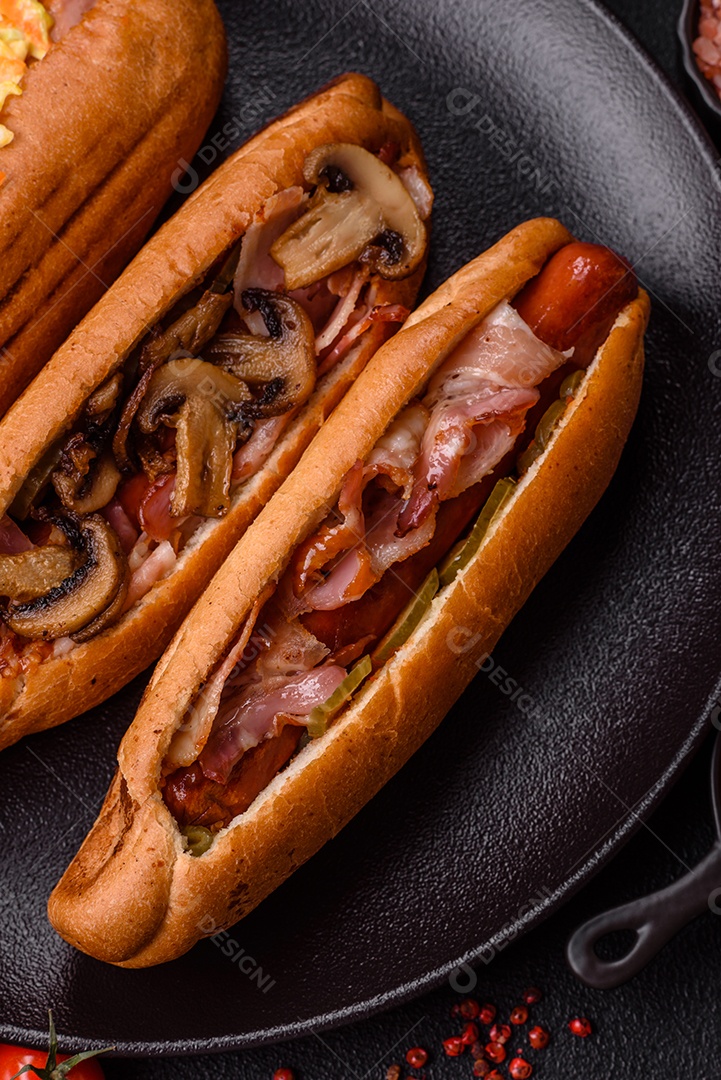 A imagem mostra um cachorro-quente, um prato popular feito com pão e salsicha.