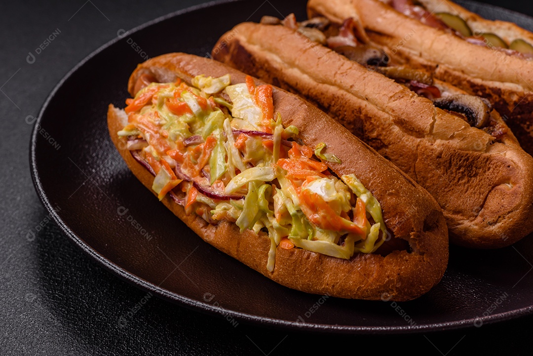A imagem mostra um cachorro-quente, um prato popular feito com pão e salsicha.