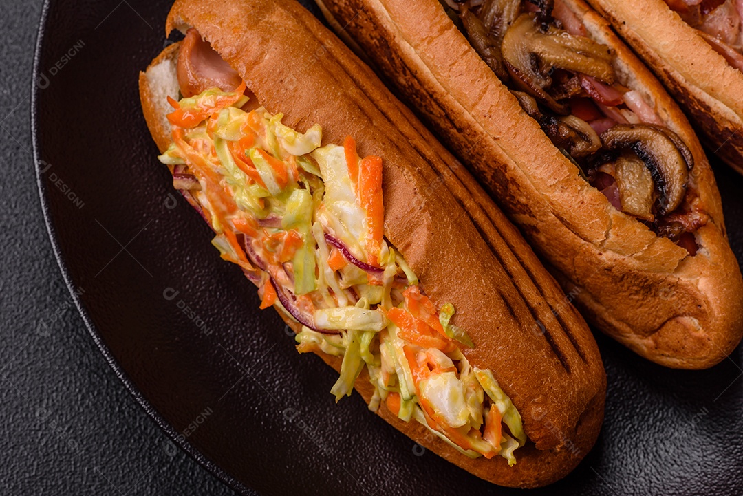 A imagem mostra um cachorro-quente, um prato popular feito com pão e salsicha.