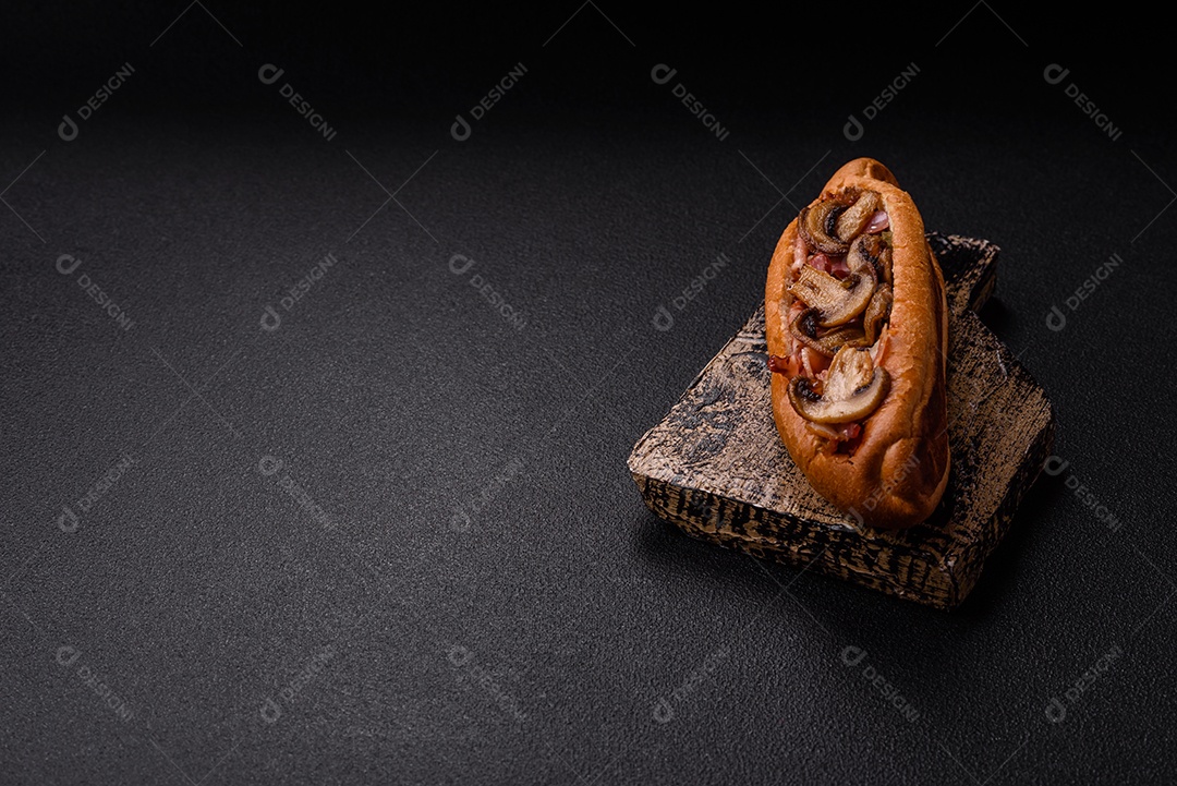 A imagem mostra um cachorro-quente, um prato popular feito com pão e salsicha.