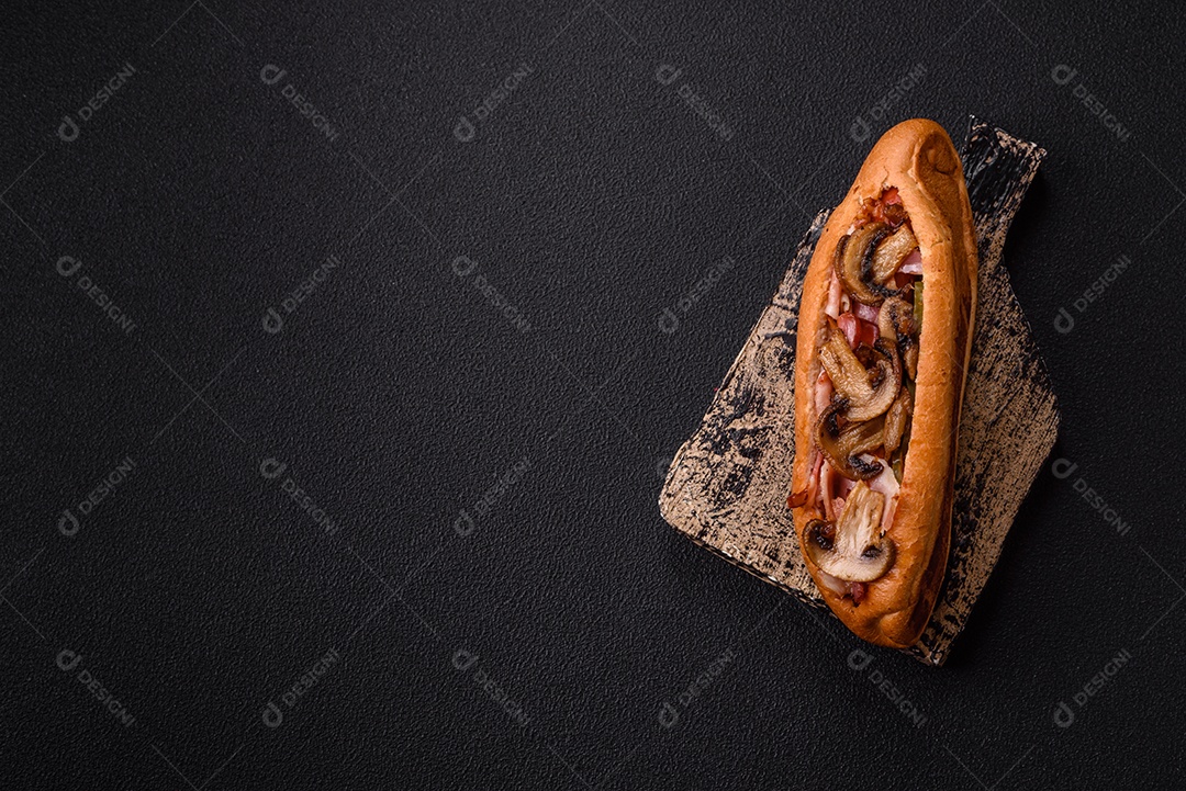 A imagem mostra um cachorro-quente, um prato popular feito com pão e salsicha.