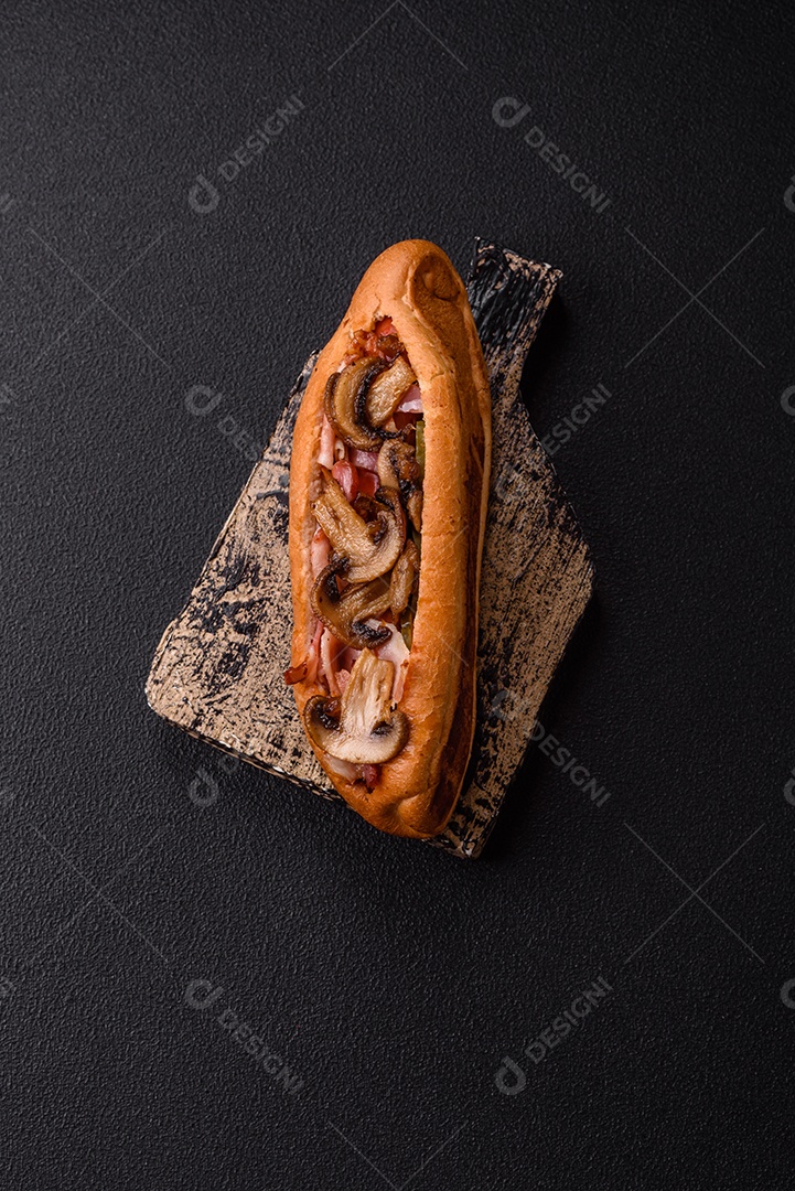 A imagem mostra um cachorro-quente, um prato popular feito com pão e salsicha.