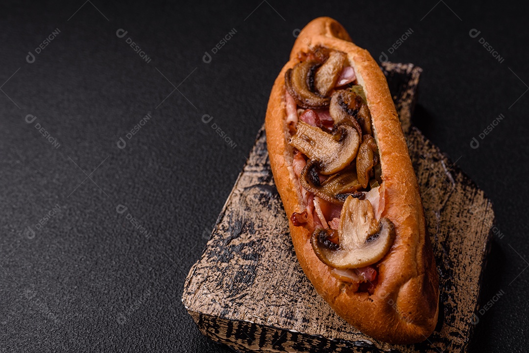 A imagem mostra um cachorro-quente, um prato popular feito com pão e salsicha.