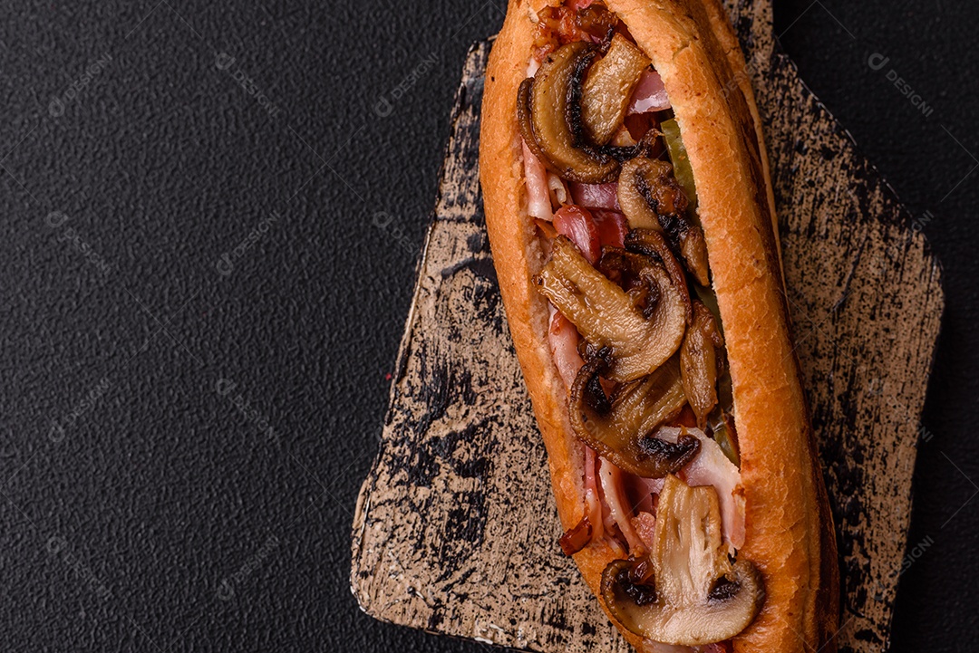 A imagem mostra um cachorro-quente, um prato popular feito com pão e salsicha.