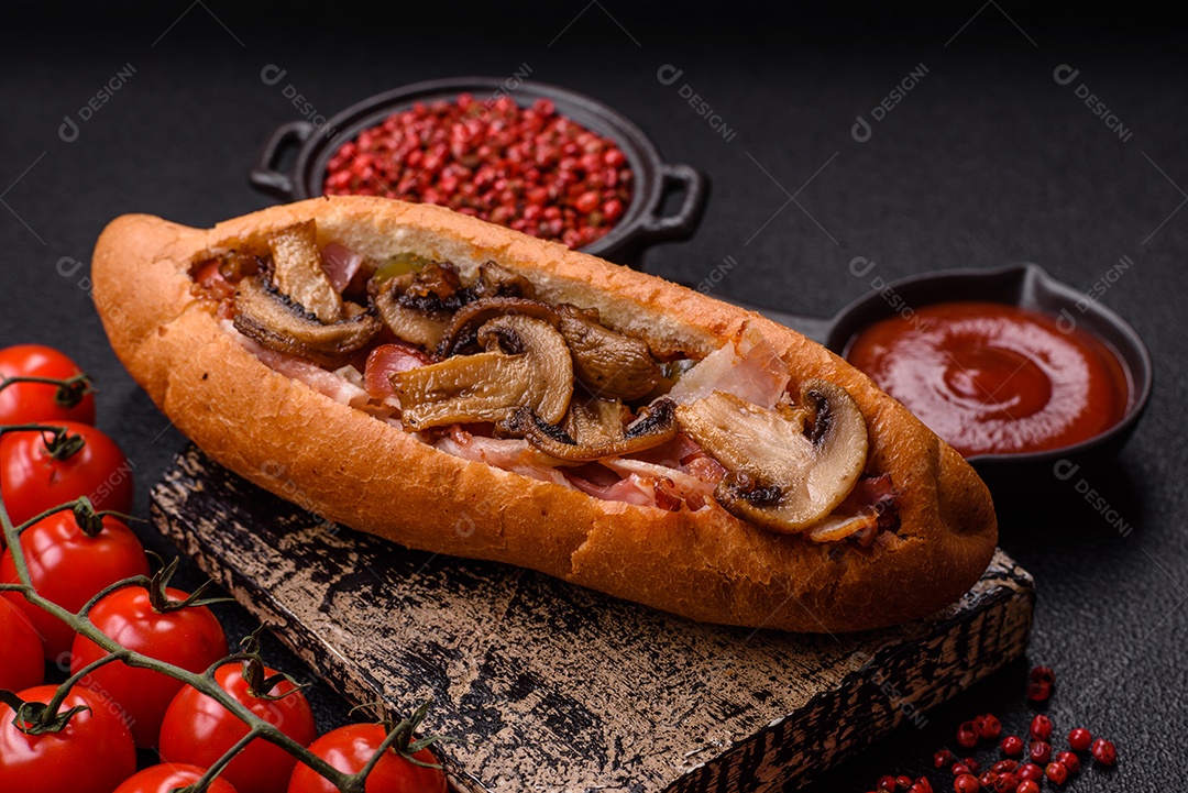 A imagem mostra um cachorro-quente, um prato popular feito com pão e salsicha.