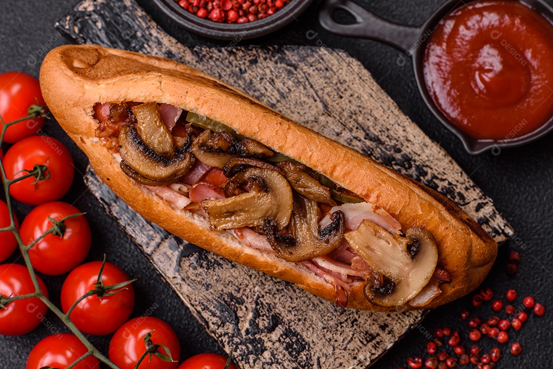A imagem mostra um cachorro-quente, um prato popular feito com pão e salsicha.
