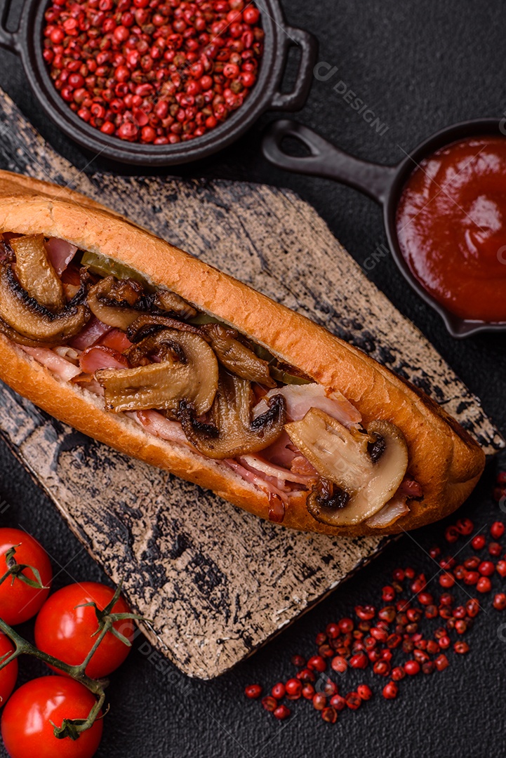 A imagem mostra um cachorro-quente, um prato popular feito com pão e salsicha.