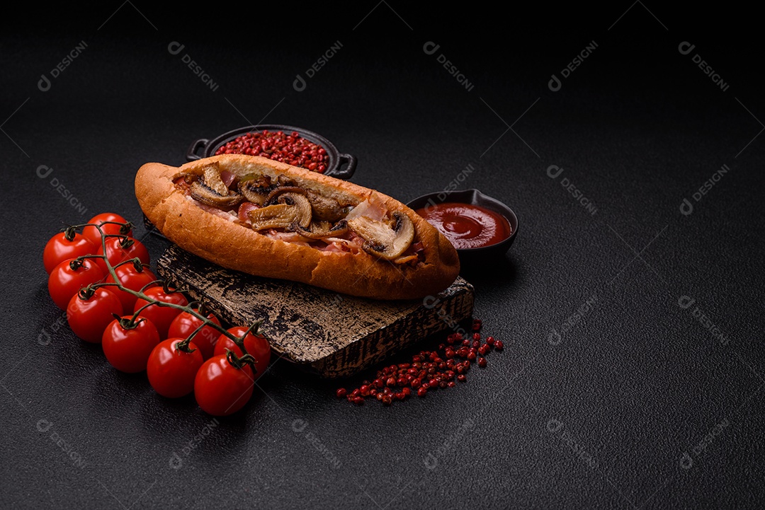 A imagem mostra um cachorro-quente, um prato popular feito com pão e salsicha.