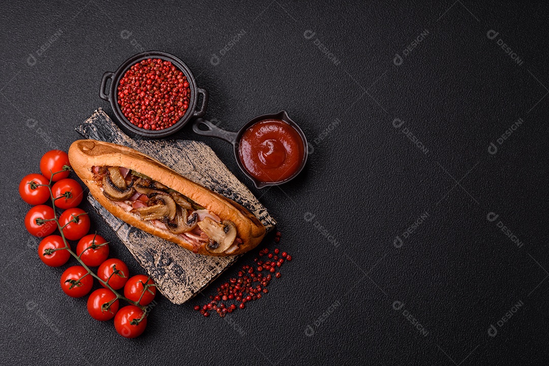 A imagem mostra um cachorro-quente, um prato popular feito com pão e salsicha.