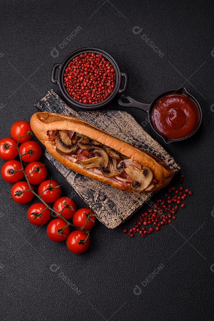 A imagem mostra um cachorro-quente, um prato popular feito com pão e salsicha.
