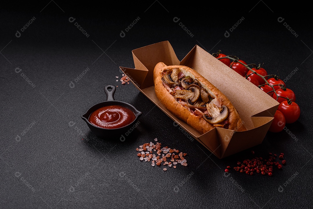 A imagem mostra um cachorro-quente, um prato popular feito com pão e salsicha.