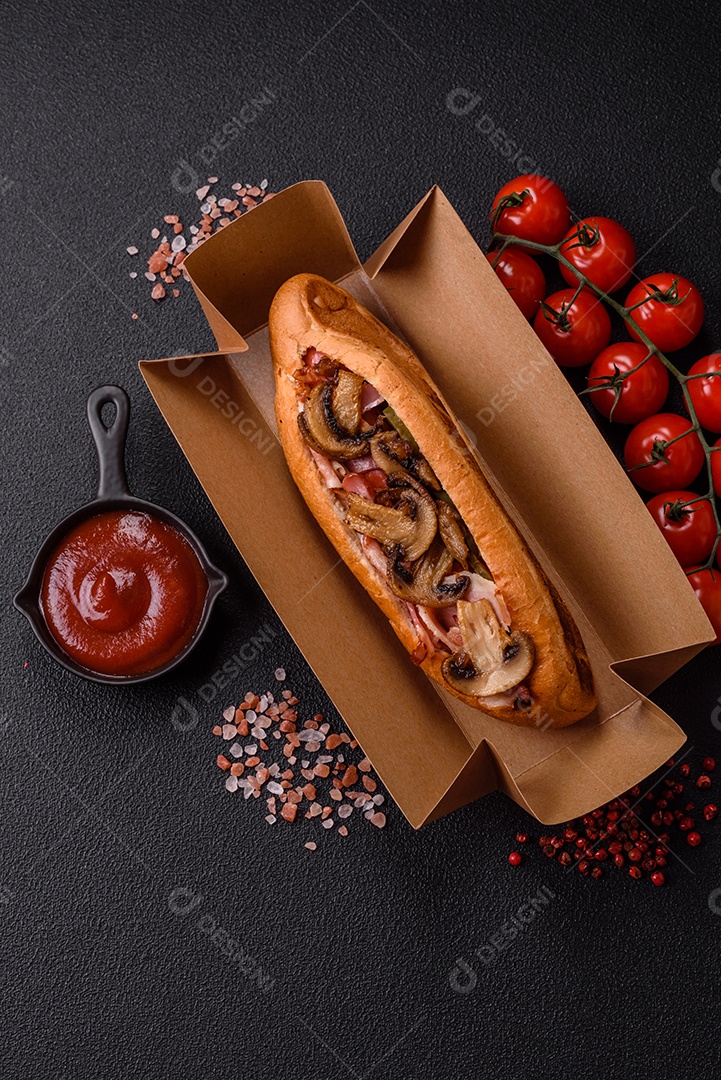 A imagem mostra um cachorro-quente, um prato popular feito com pão e salsicha.