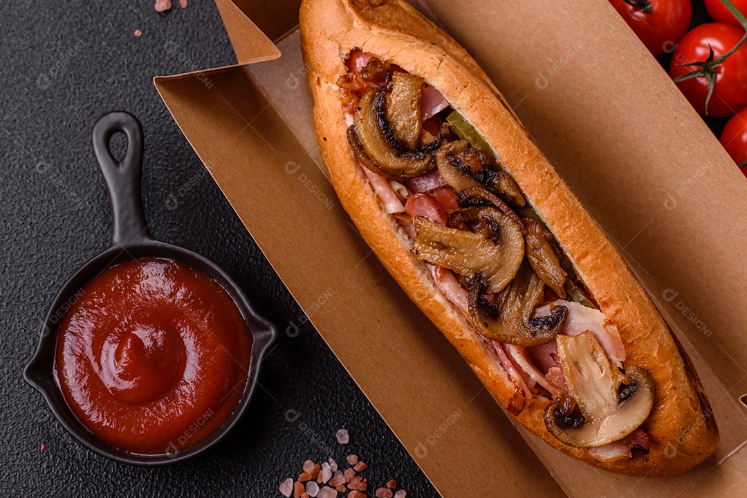 A imagem mostra um cachorro-quente, um prato popular feito com pão e salsicha.