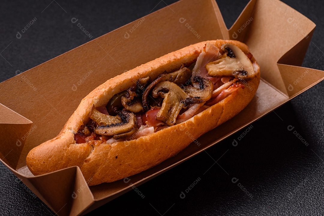 A imagem mostra um cachorro-quente, um prato popular feito com pão e salsicha.