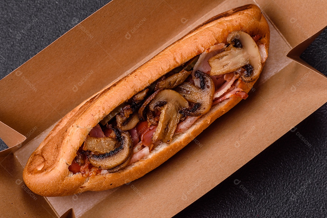 A imagem mostra um cachorro-quente, um prato popular feito com pão e salsicha.