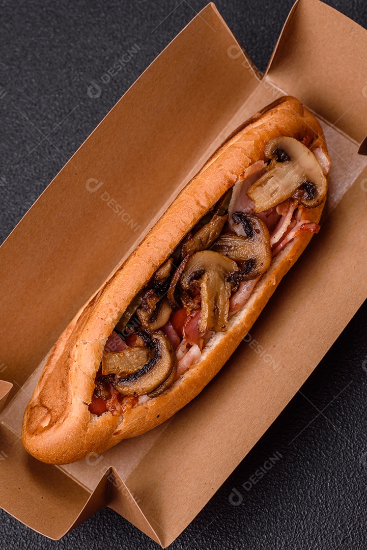 A imagem mostra um cachorro-quente, um prato popular feito com pão e salsicha.