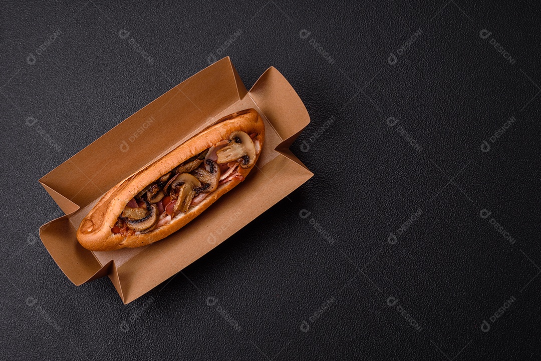 A imagem mostra um cachorro-quente, um prato popular feito com pão e salsicha.