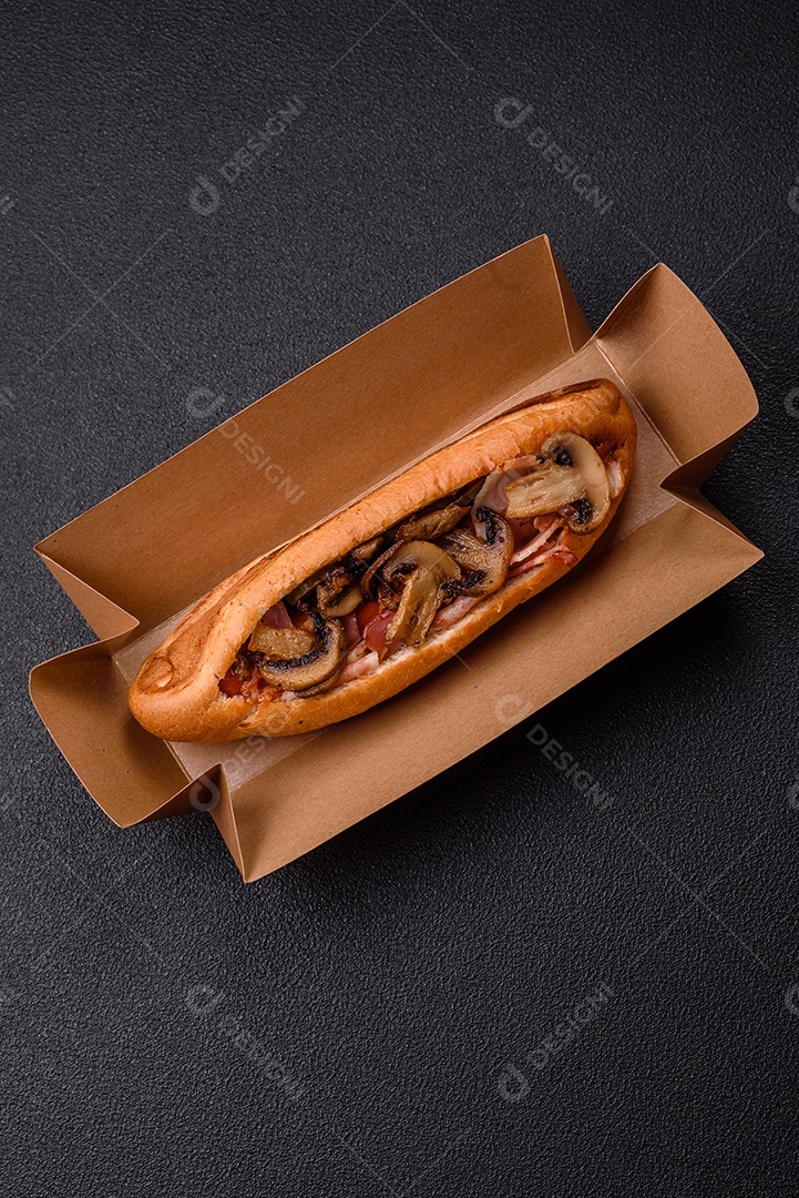 A imagem mostra um cachorro-quente, um prato popular feito com pão e salsicha.