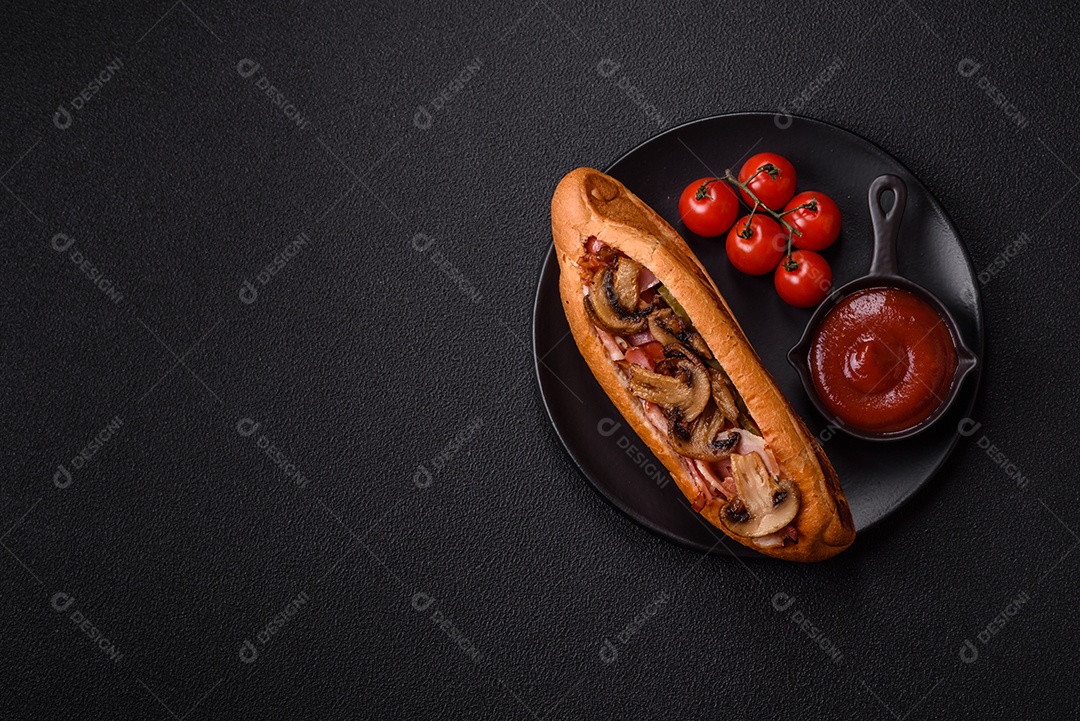 A imagem mostra um cachorro-quente, um prato popular feito com pão e salsicha.