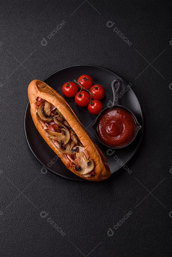 A imagem mostra um cachorro-quente, um prato popular feito com pão e salsicha.