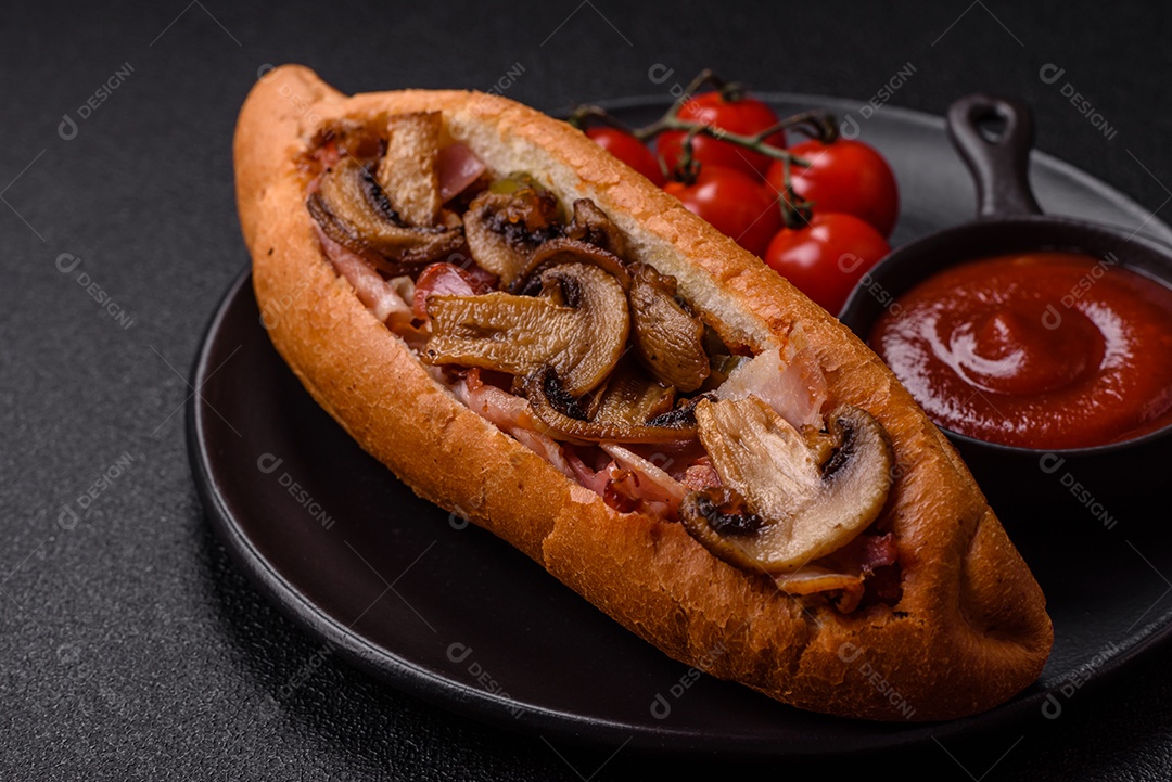 A imagem mostra um cachorro-quente, um prato popular feito com pão e salsicha.