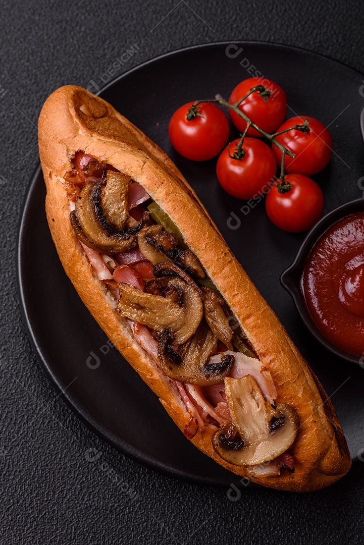 A imagem mostra um cachorro-quente, um prato popular feito com pão e salsicha.