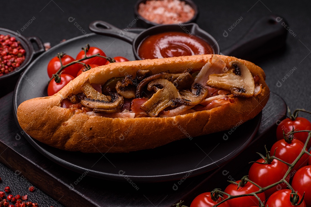A imagem mostra um cachorro-quente, um prato popular feito com pão e salsicha.