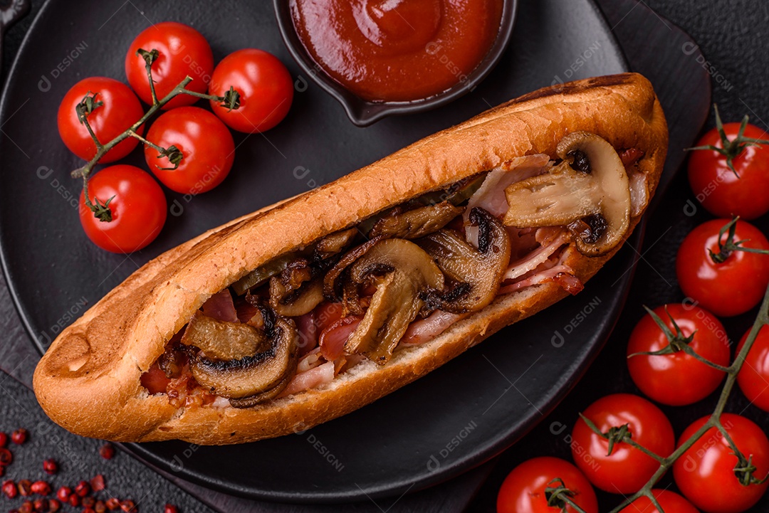 A imagem mostra um cachorro-quente, um prato popular feito com pão e salsicha.