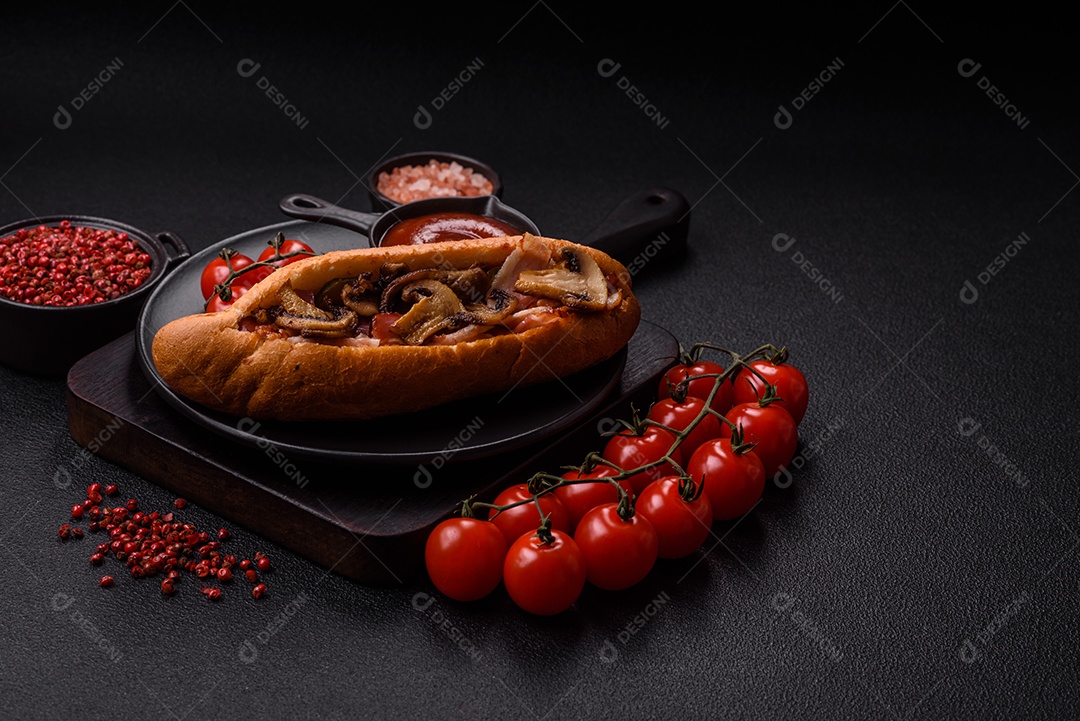 A imagem mostra um cachorro-quente, um prato popular feito com pão e salsicha.