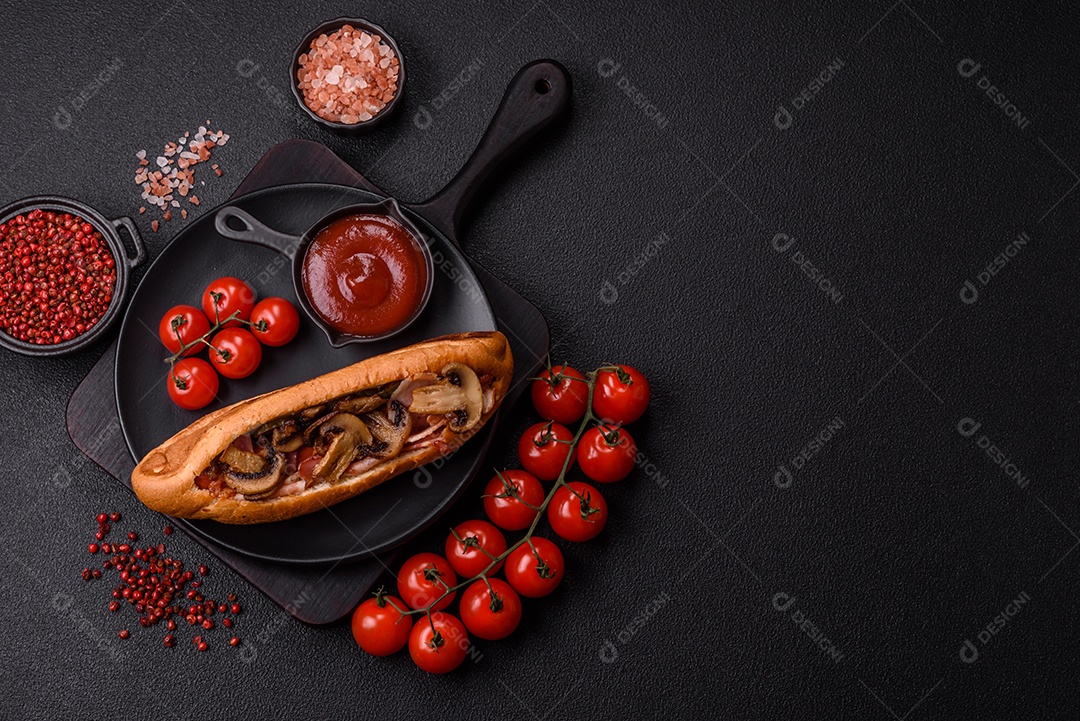A imagem mostra um cachorro-quente, um prato popular feito com pão e salsicha.