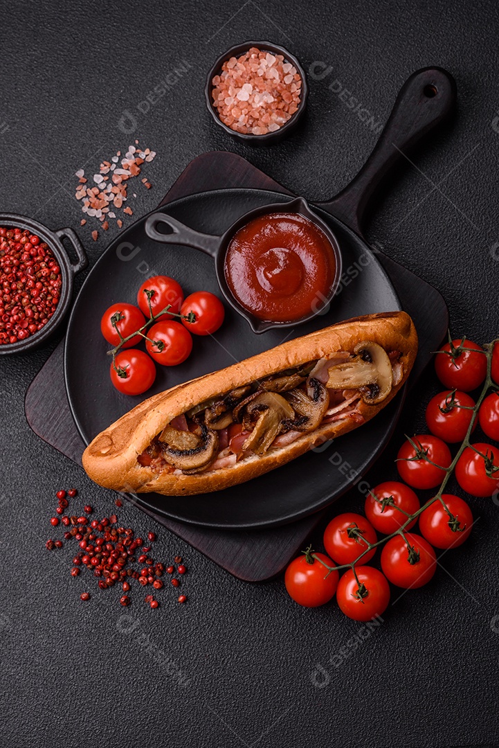 A imagem mostra um cachorro-quente, um prato popular feito com pão e salsicha.