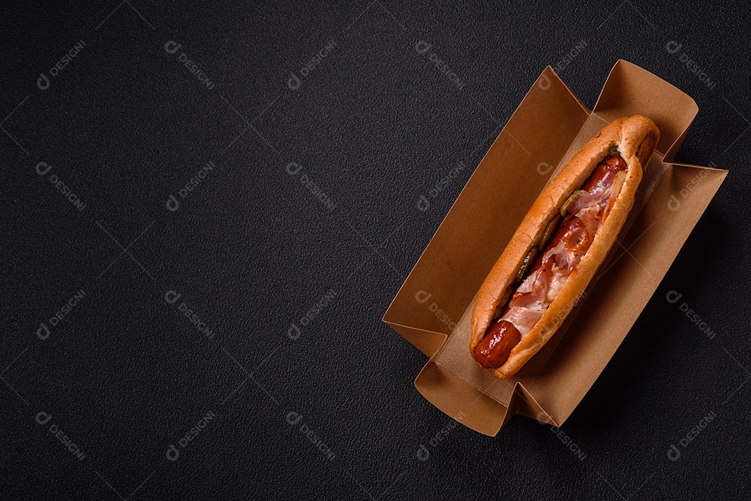 A imagem mostra um cachorro-quente, um prato popular feito com pão e salsicha.