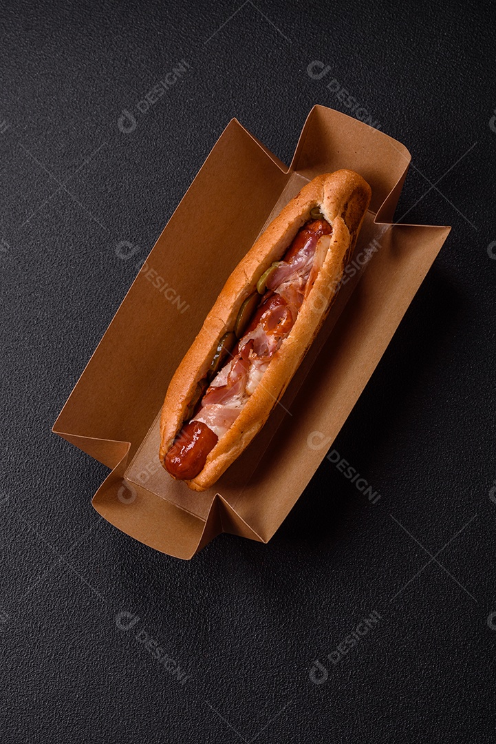 A imagem mostra um cachorro-quente, um prato popular feito com pão e salsicha.